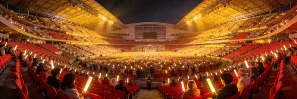 体育场全景，观众座无虚席